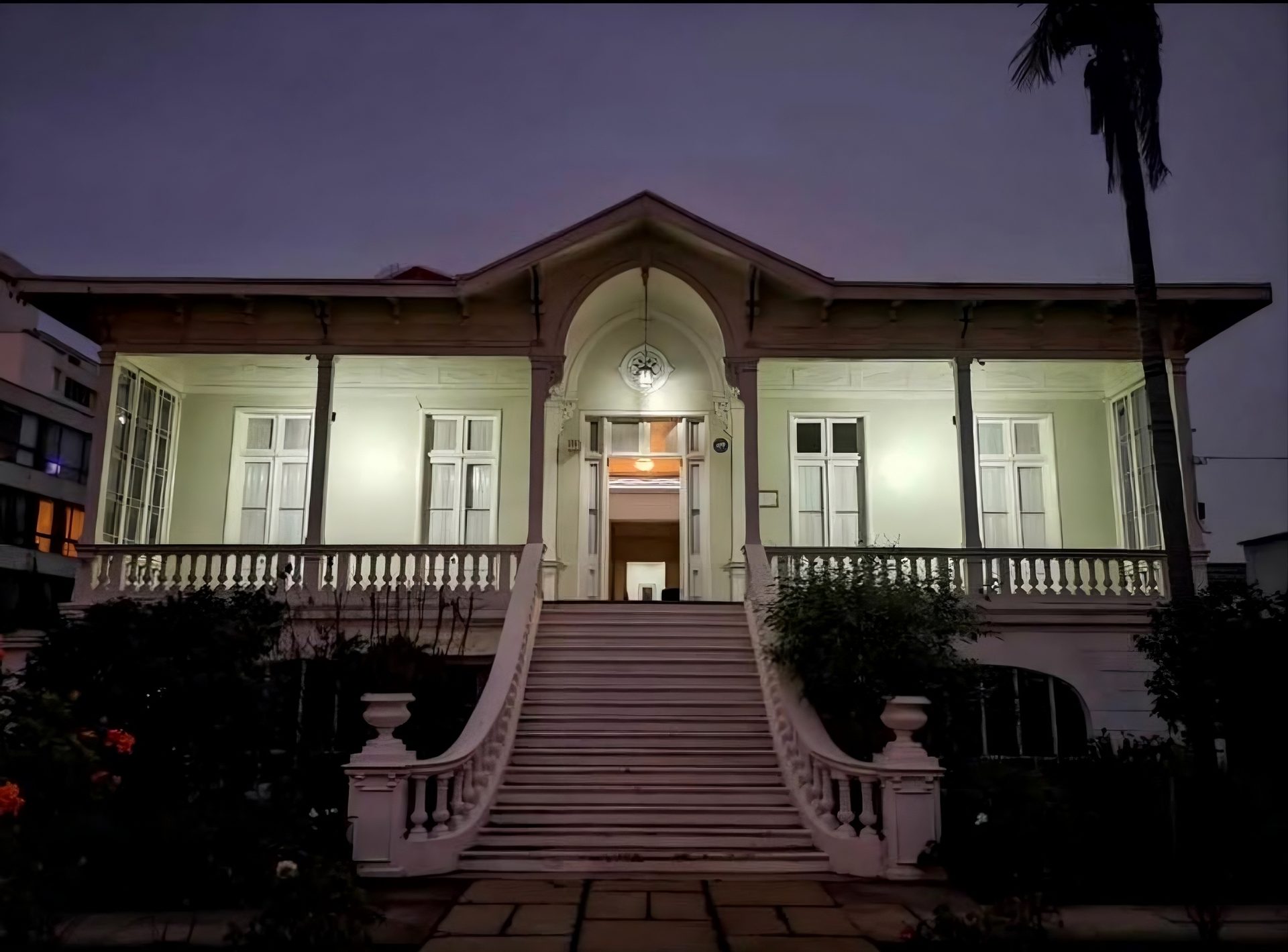 Club Libertad, fachada de noche